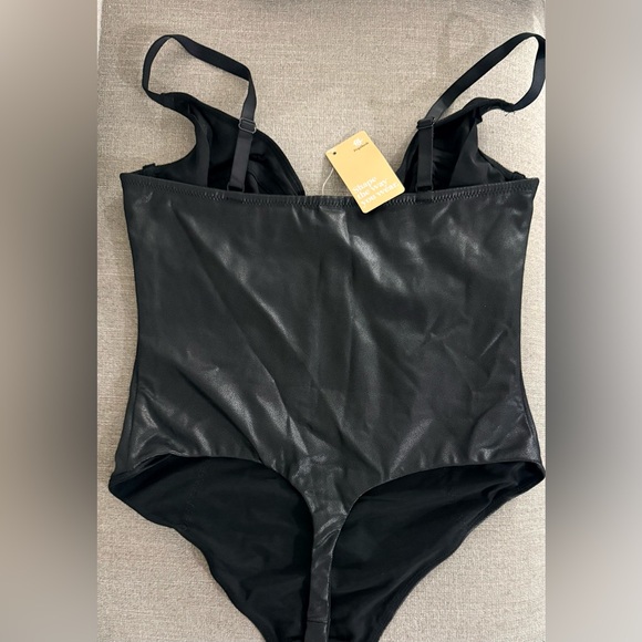 Shapewear Faux Leather
Plunging V Sculpting Corset
Bodysuit. NWT - Picture 4 of 9
